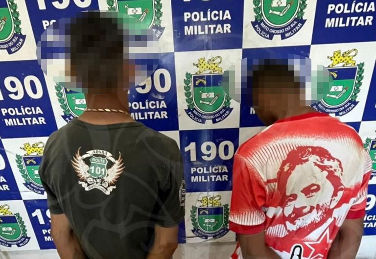 Dupla furta carro e um deles pula do veículo durante abordagem e sofre ferimentos pelo corpo Dupla furta carro e um deles pula do veículo durante abordagem e sofre ferimentos pelo corpo