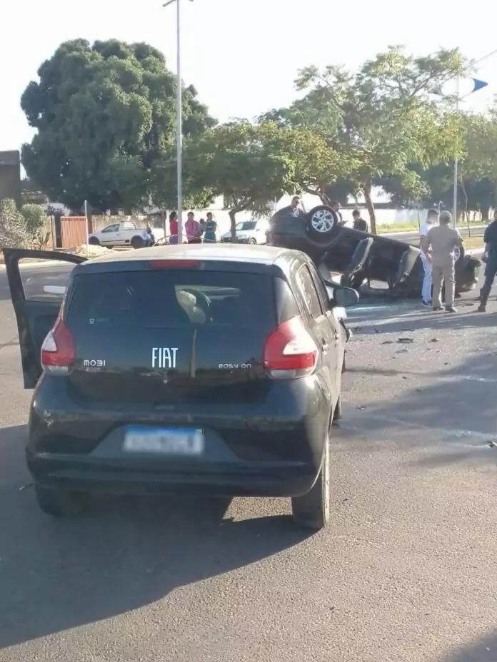 Carro capota em avenida após colisão no Jardim Morumbi Carro capota em avenida após colisão no Jardim Morumbi