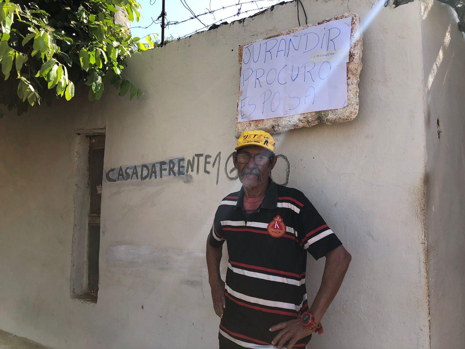 A procura do verdadeiro amor, seu Jurandir coloca cartaz na frente de sua residência 