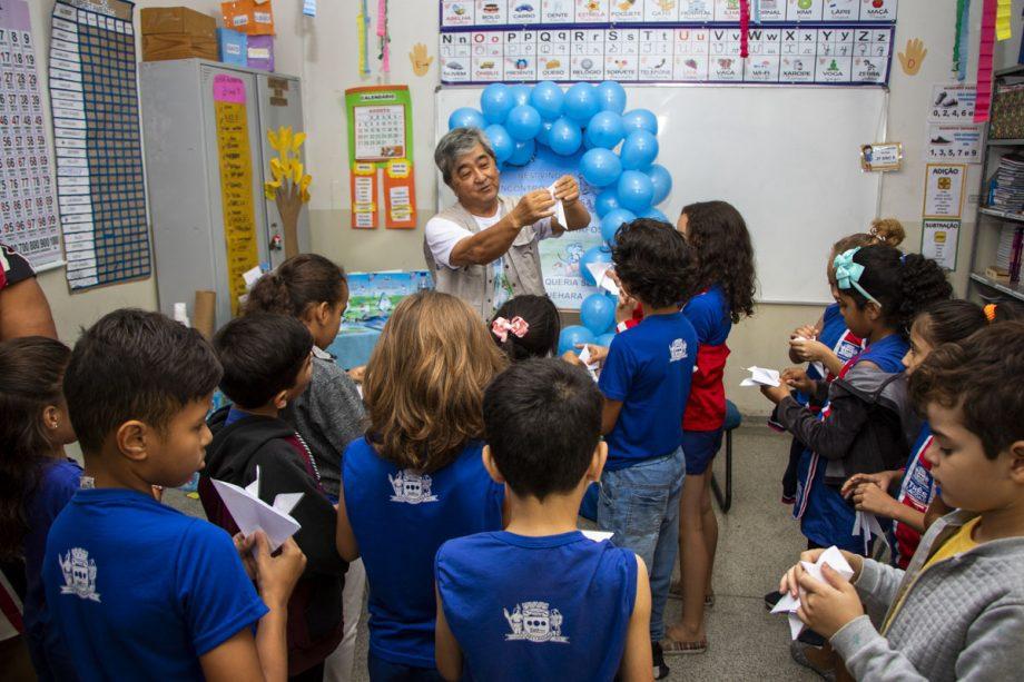 Alunos da Escola Joaquim Marques recebem visita de autor de livro que estudaram em sala de aula Alunos da Escola Joaquim Marques recebem visita de autor de livro que estudaram em sala de aula