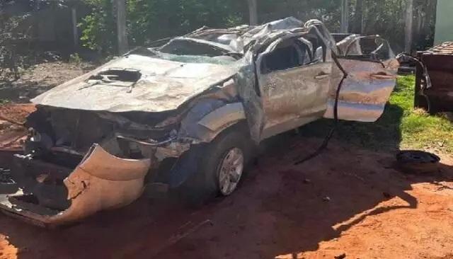Caminhonete fica destruída após capotagem na BR-262