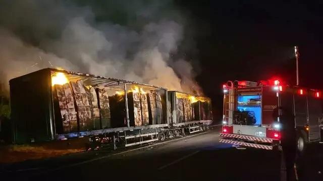 Carreta com celulose é tomada pelo fogo em rodovia Carreta com celulose é tomada pelo fogo em rodovia
