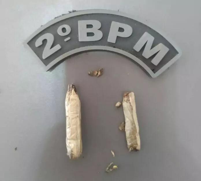 Dois suspeitos são presos com cigarros de maconha próximo à escola no Santa Rita Dois suspeitos são presos com cigarros de maconha próximo à escola no Santa Rita