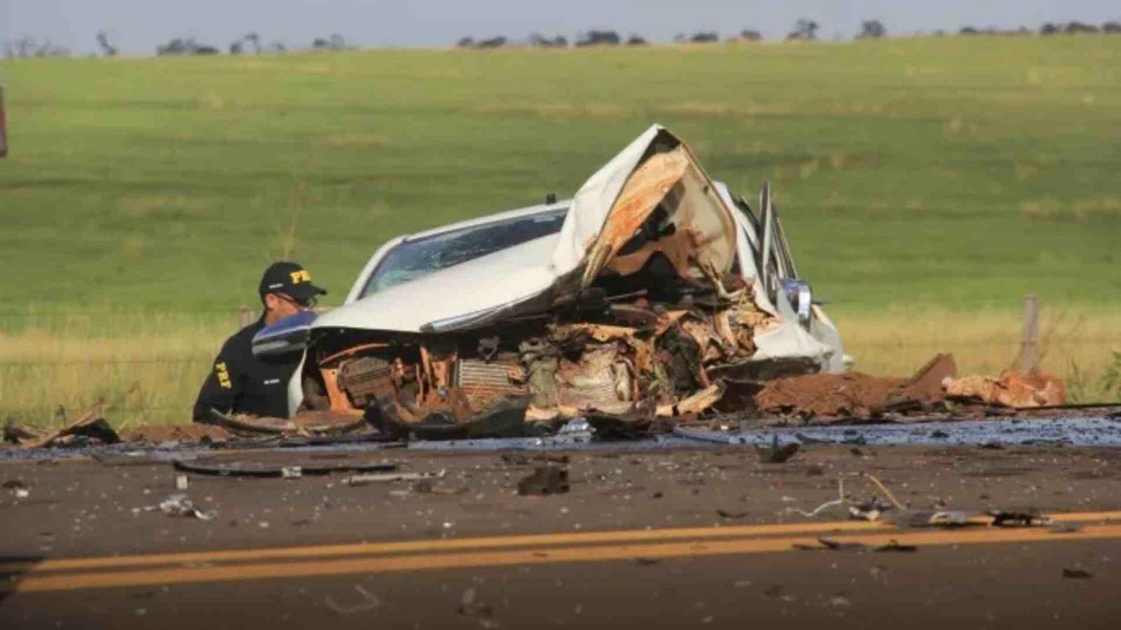 Em Aparecida do Taboado, colisão frontal entre carro e caminhonete acaba em morte de mulher na BR-158 Em Aparecida do Taboado, colisão frontal entre carro e caminhonete acaba em morte de mulher na BR-158