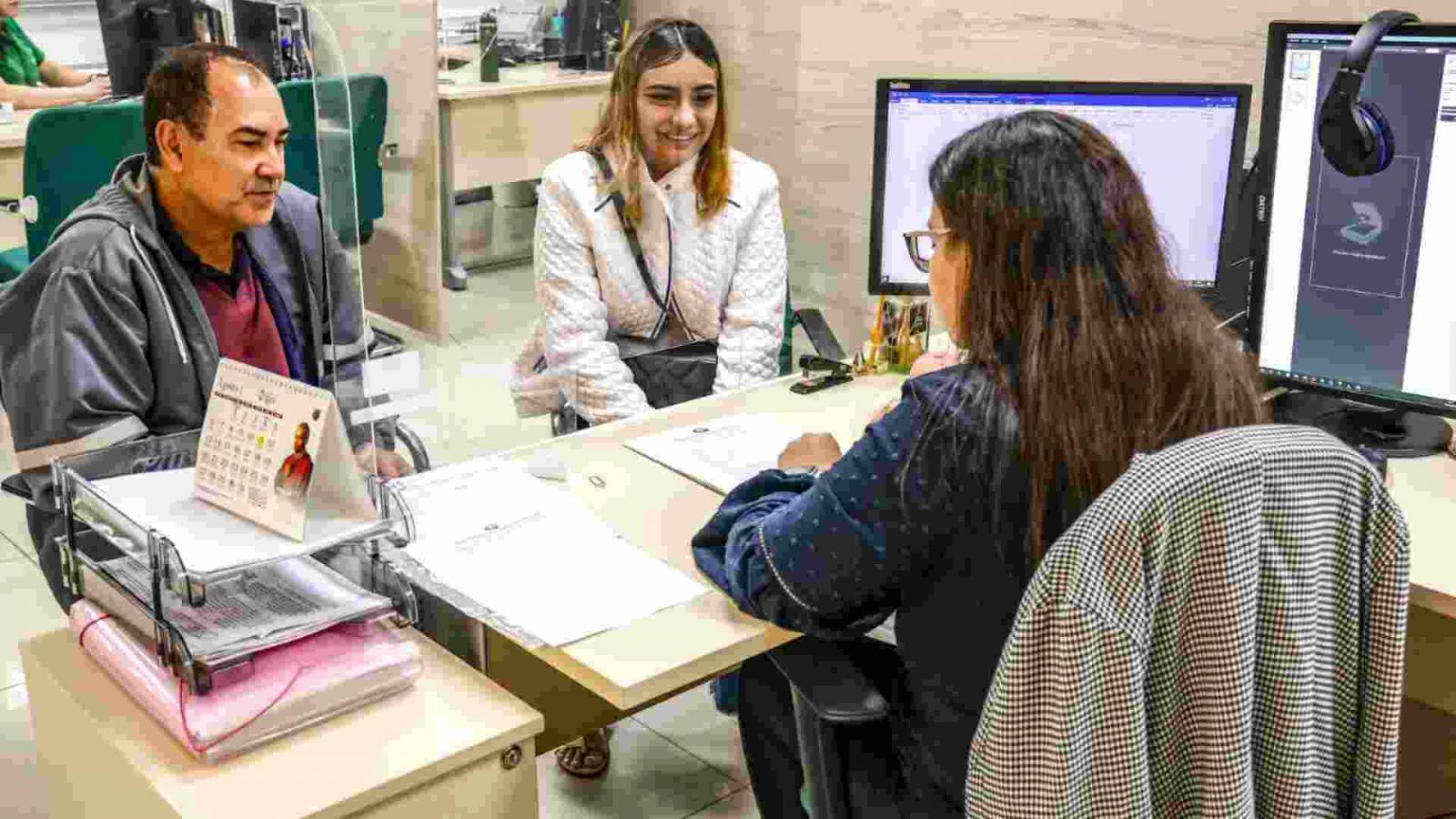 'Faz mais que meu genitor': jovem de Campo Grande comemora registro de padrasto na certidão
