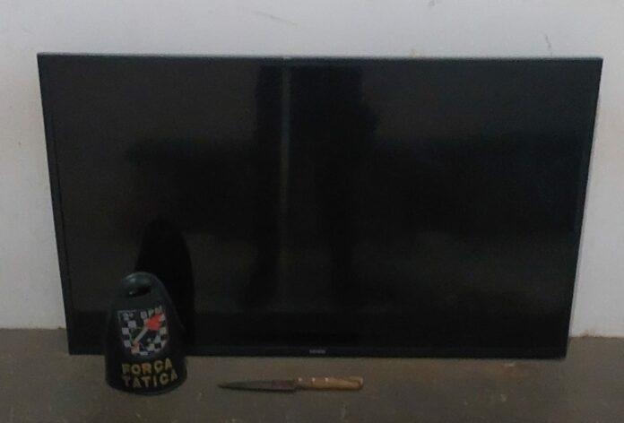 Homem é detido com faca na cintura após discutir com irmã e furtar TV no Jardim Imperial Homem é detido com faca na cintura após discutir com irmã e furtar TV no Jardim Imperial
