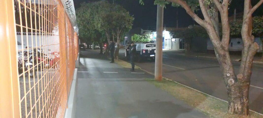 Ladrão é preso depois de invadir loja de carros e machucar mão com concertina