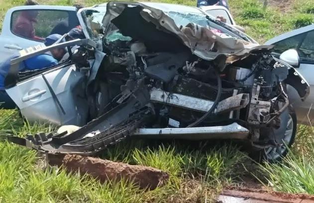 Mulher morre após colisão frontal entre carros na BR-060, em Paraíso das Águas