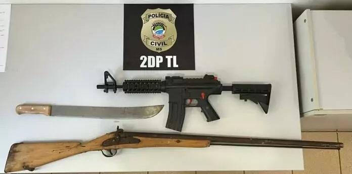 Policiais do 2°DP cumprem mandado em casa de universitário e encontram armas e objetos ilícitos