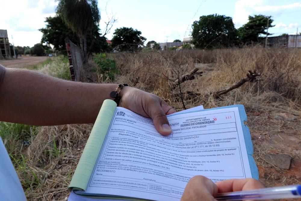 Prefeitura cria projeto de lei que pode deixar fiscalização de “terrenos sujos” mais rigorosa; entenda
