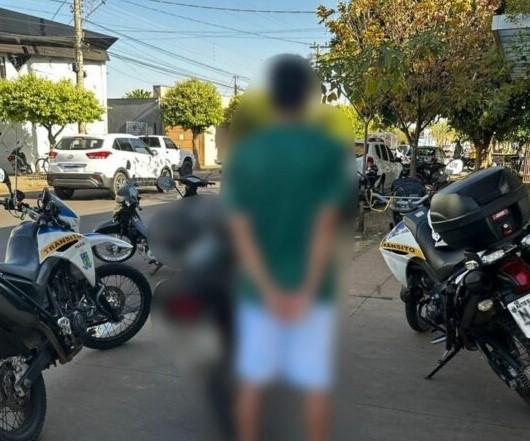 Todo errado: Motorista é detido dirigindo com CNH vencida em 2020 e com mandado de prisão em aberto