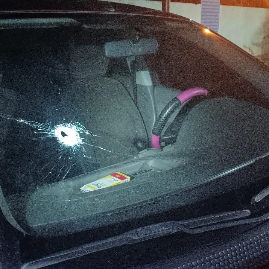 Agressor tentar matar ex e sogra disparando contra carro no Jardim Dourados