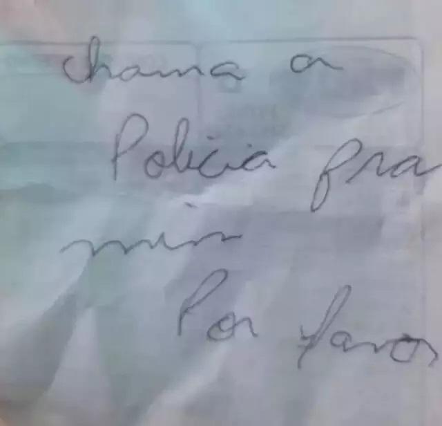 Ameaçada de morte, mulher entrega bilhete em mercado com pedido de ajuda Ameaçada de morte, mulher entrega bilhete em mercado com pedido de ajuda