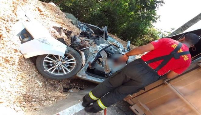 Carreta tomba em cima de carro e motorista tem braço amputado em MS