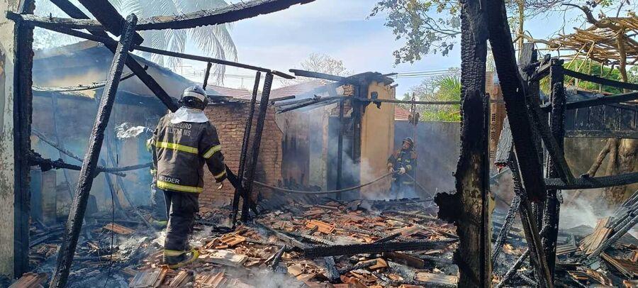 Casa frequentada por usuários de drogas pega fogo no Santa Luzia