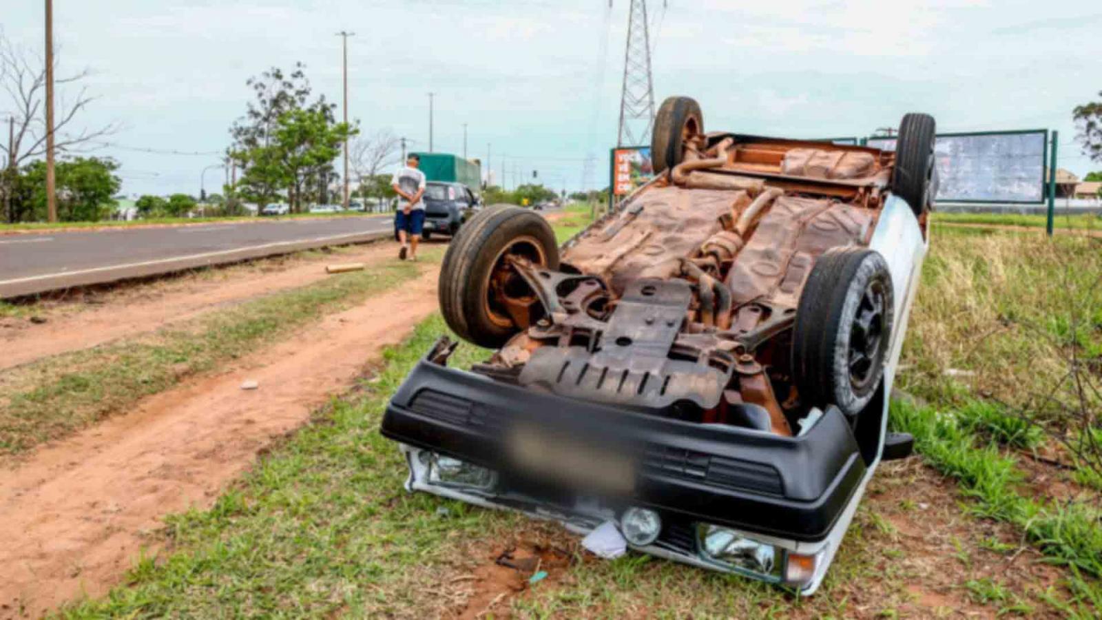 Casal de ladrões furta Saveiro e na fuga capota carro na Ministro João Arinos em Campo Grande