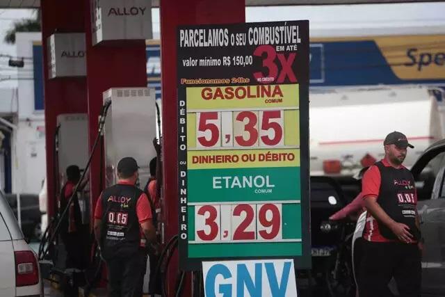Com economia de R$ 110 por tanque, abastecer com etanol está mais vantajoso Com economia de R$ 110 por tanque, abastecer com etanol está mais vantajoso