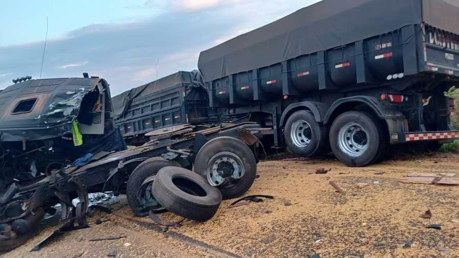 Condutor morre vítima de colisão envolvendo duas carretas entre Ivinhema e Deodápolis Condutor morre vítima de colisão envolvendo duas carretas entre Ivinhema e Deodápolis