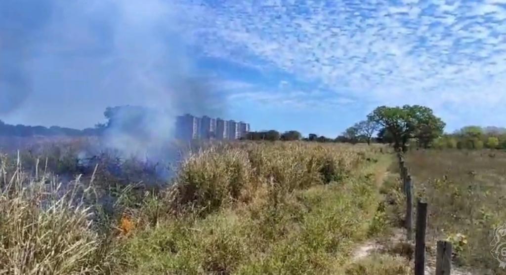 Incêndio é registrado em terreno próximo ao Hospital Regional