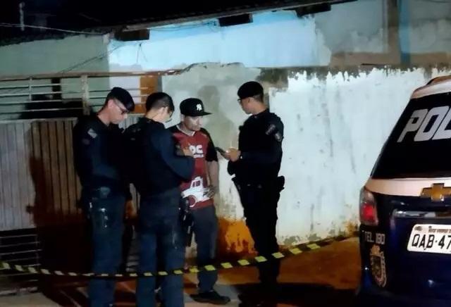 Menino passou o dia em casa ao lado de mãe morta 