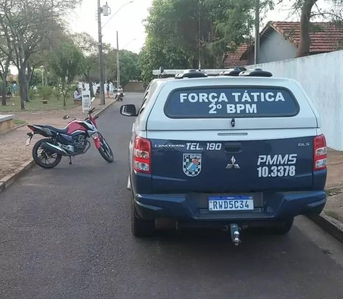 Moto furtada a três dias atrás é encontrada com suspeitos durante rondas no Santos Dumont