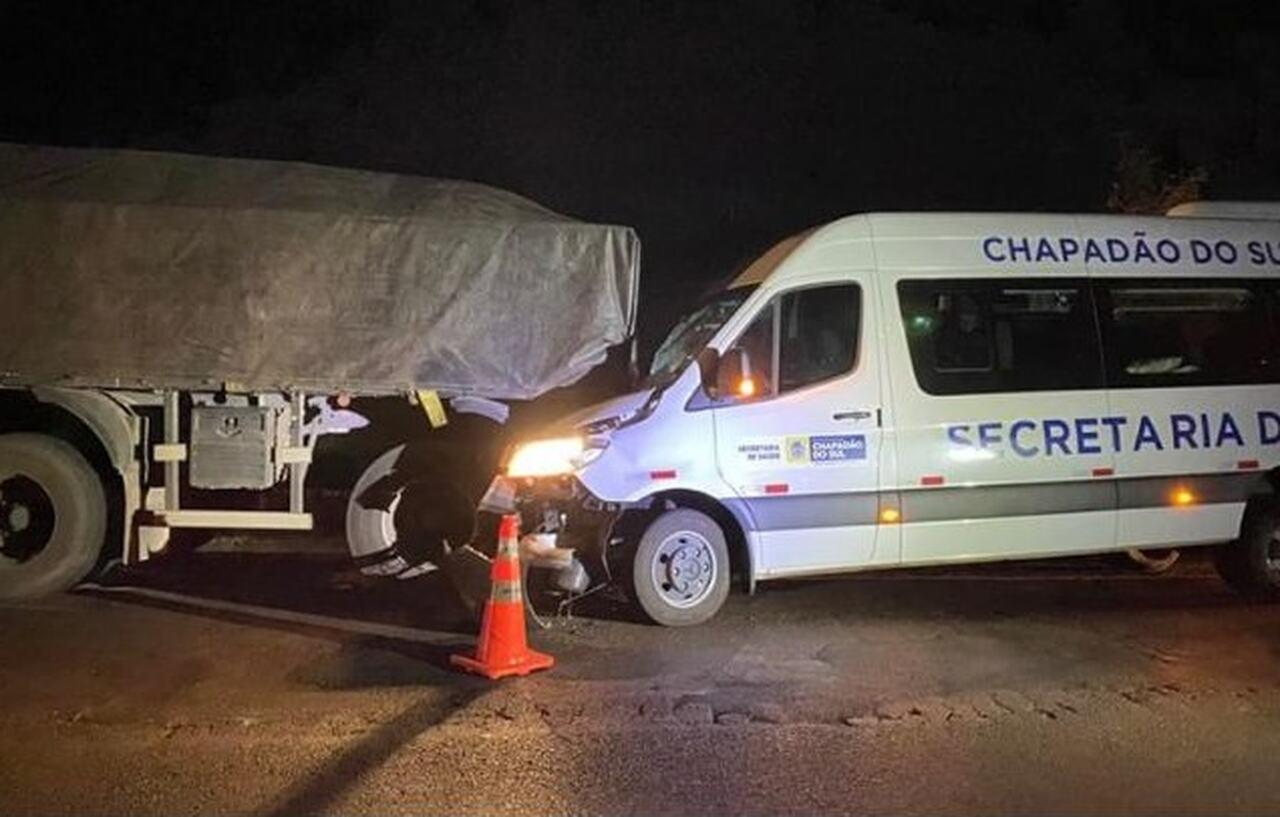 Van de MS que levava pacientes para tratamento bate em carreta parada em rodovia
