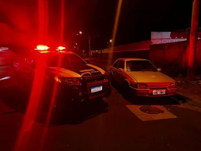 Carro com placa adulterada com fita isolante é encontrada durante rondas pelo Pelotão de Trânsito