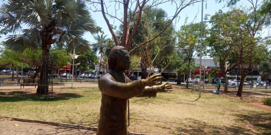 Defesa Civil isola estátua da Praça Senador Ramez Tebet devido presença de abelhas Defesa Civil isola estátua da Praça Senador Ramez Tebet devido presença de abelhas