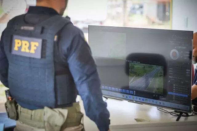 Feriado tem fluxo intenso em BRs e câmeras monitoram ultrapassagens proibidas 