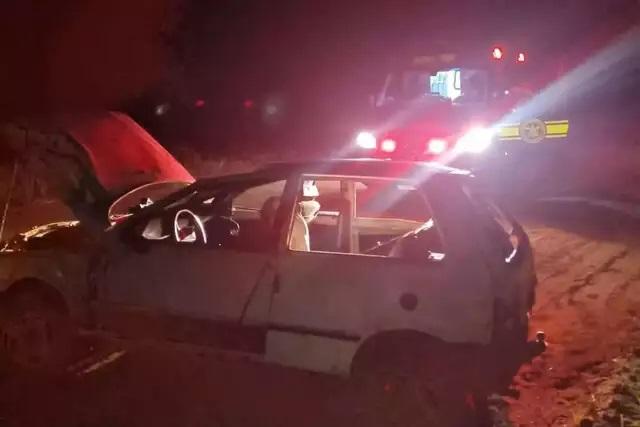 Pneu estoura, carro capota várias vezes em estrada e uma pessoa fica ferida 