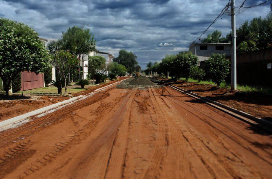 Prefeitura pede para que motoristas evitem trafegar por ruas em obras durante período de chuva