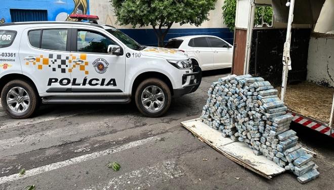 Casal de Ribas do Rio Pardo é preso em SP com 321 kg de maconha em trailer de transporte de cavalo