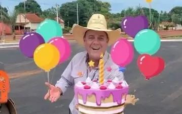 De um jeito irreverente, prefeito de Três Lagoas cobra remoção de poste