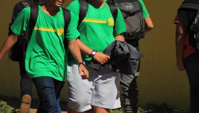 Em Três Lagoas, funcionária de escola estadual beija garoto de 13 anos e caso vai parar na delegacia Em Três Lagoas, funcionária de escola estadual beija garoto de 13 anos e caso vai parar na delegacia