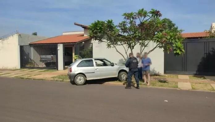 Embriagado, homem colide carro em residência no Jardim Primaveril