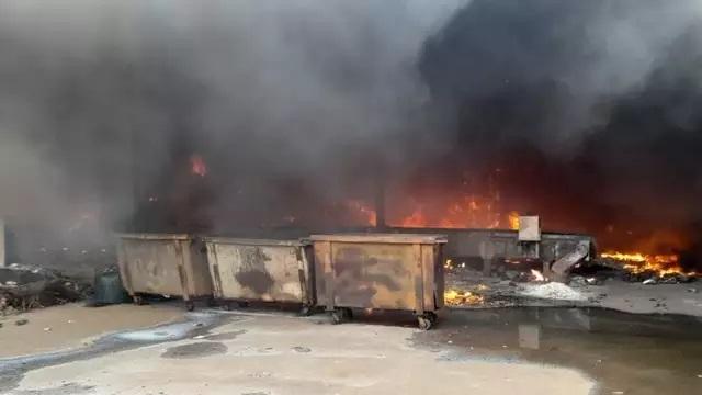 Incêndio de grandes proporções destrói galpão de reciclados 