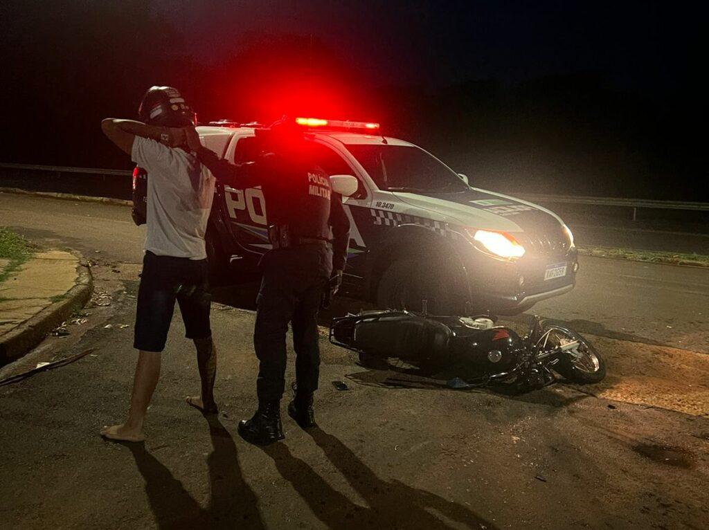 Motociclista sem CNH é preso depois de empinar e fugir da Rádio Patrulha