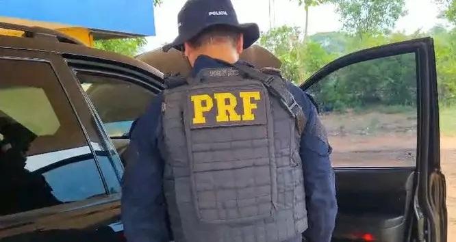 Tabletes de cocaína são encontrados pela PRF escondidos em painel de carro durante abordagem
