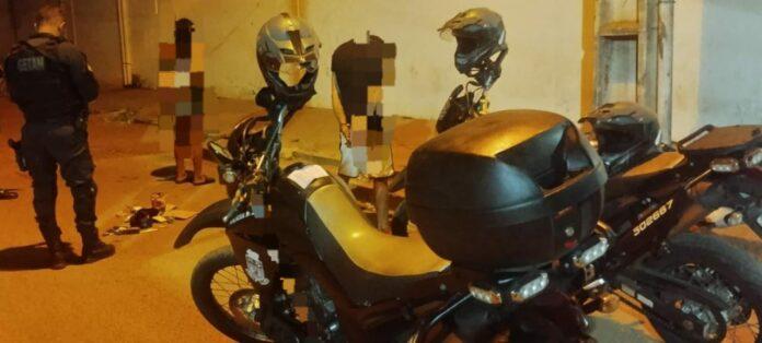 Traficante é pego no flagra vendendo drogas a usuária no Vila Haro