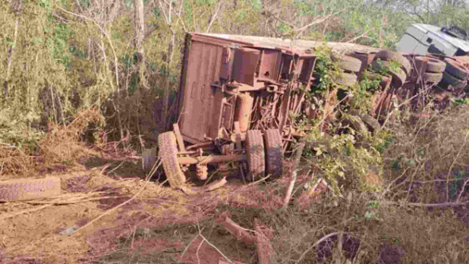 Em Cassilândia, carreta vai parar em represa ao tombar na MS-306 e motorista fica preso nas ferragens 
