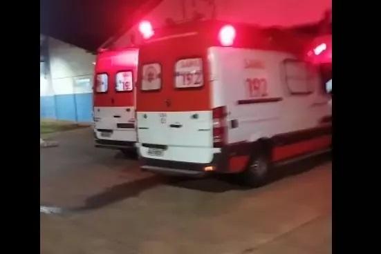 Com criança na garupa, motociclista bate em poste de iluminação e morre 