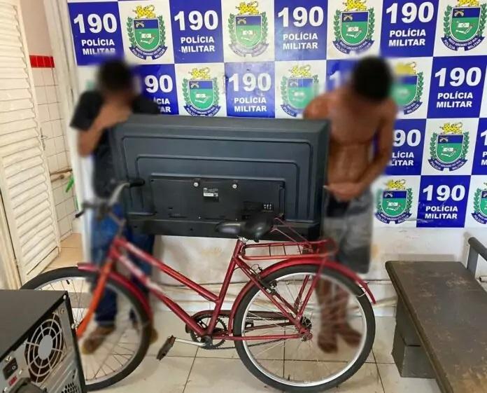 Ladrões de residências são presos carregando TV furtada em bicicleta no Paranapungá