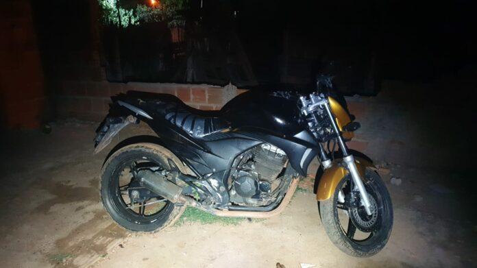 Moto furtada é encontrada escondida em construção pela Força Tática