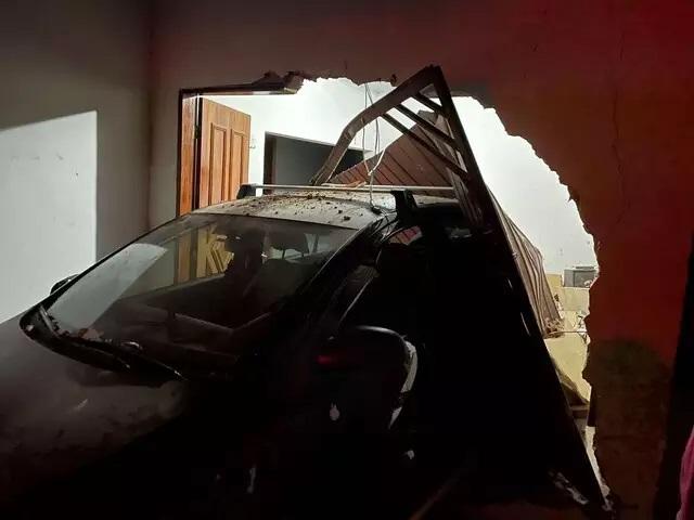 Motorista perde controle e carro derruba parede em cima de criança 