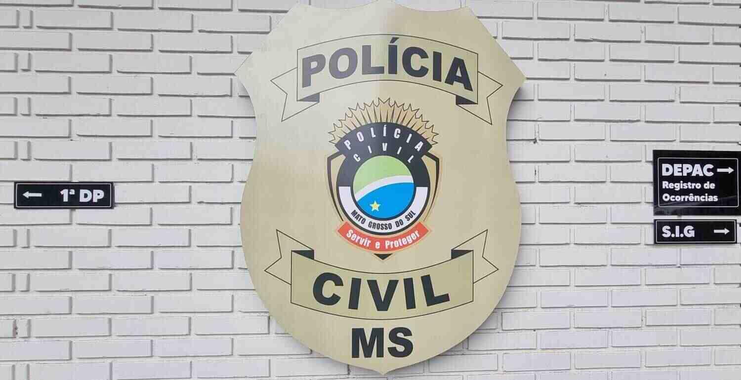 Mulher deixa um cachorro morto dentro de saco e mais três sem água e comida em uma casa em Dourados