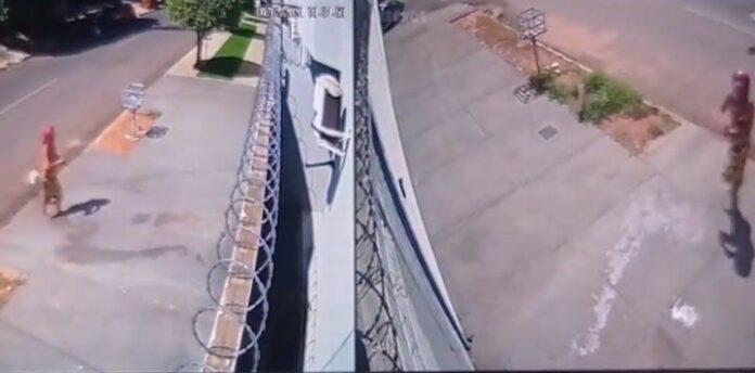 Mulher é detida em flagrante depois de colocar fogo em portão de residência no Santos Dumont