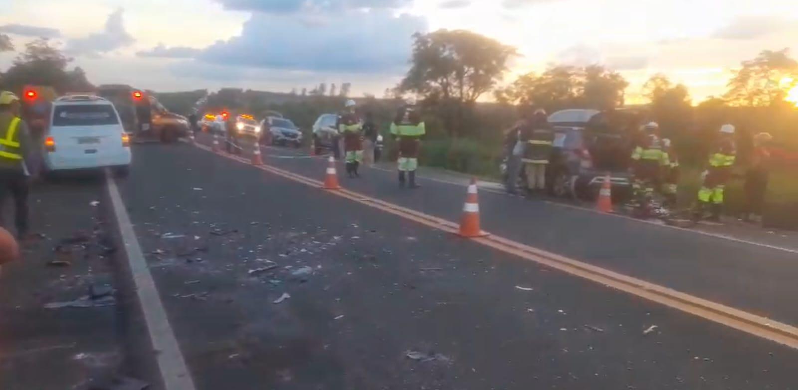 Mulher morre e dois ficam em estado grave em colisão frontal na BR-163 Mulher morre e dois ficam em estado grave em colisão frontal na BR-163