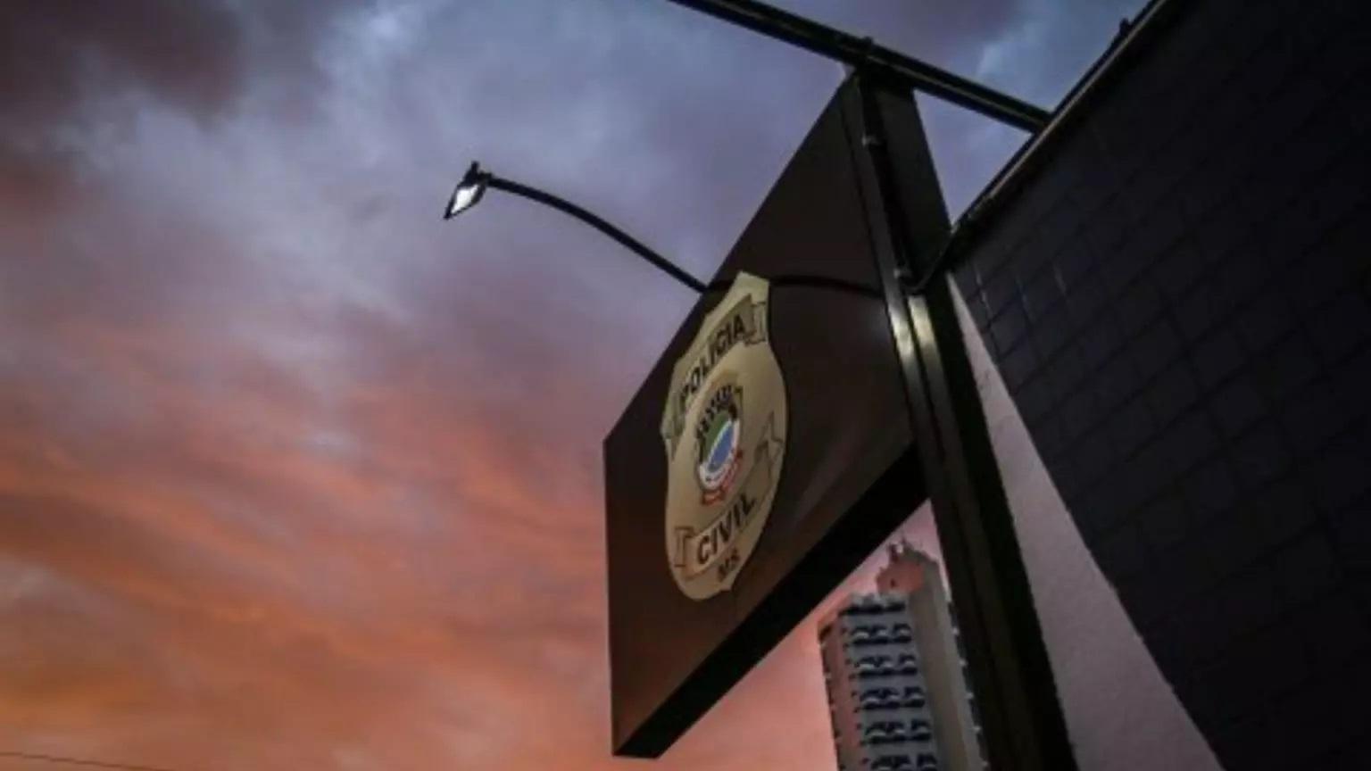 Mulher procura a delegacia de polícia após ser vítima de injúria qualificada pela LGBTFobia