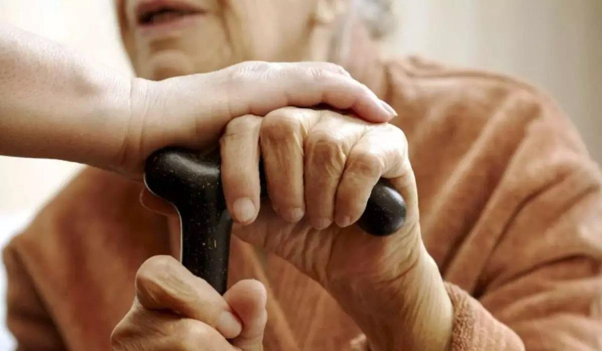 Mulher procura delegacia após descobrir ombro quebrado e maus-tratos de avó em clínica de idosos