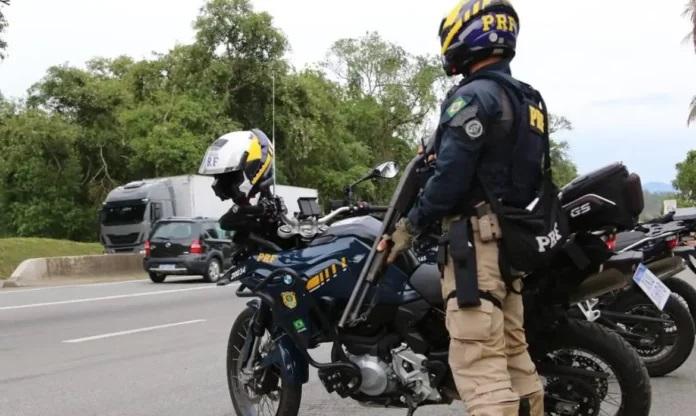 PRF aumenta fiscalização nas rodovias e orienta uso de itens de segurança